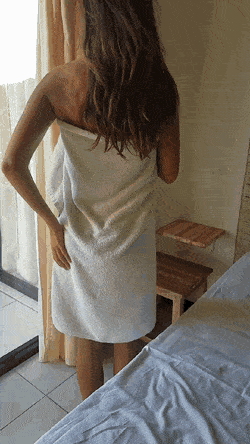 la signora nuda lascia cadere l'asciugamano