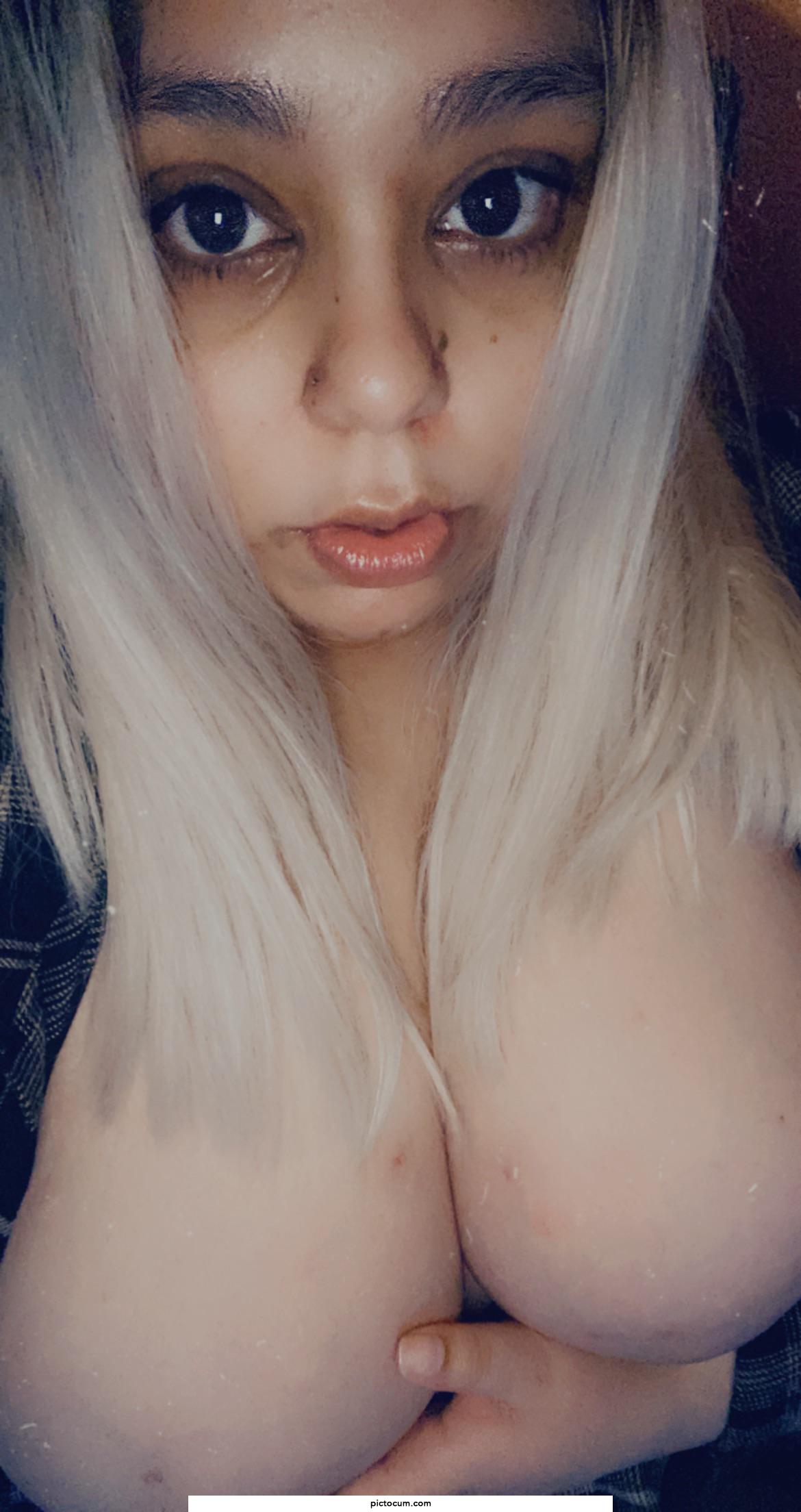 I need a boob holders during lectures since I don’t wear bras during them 🥵👋🏽💋