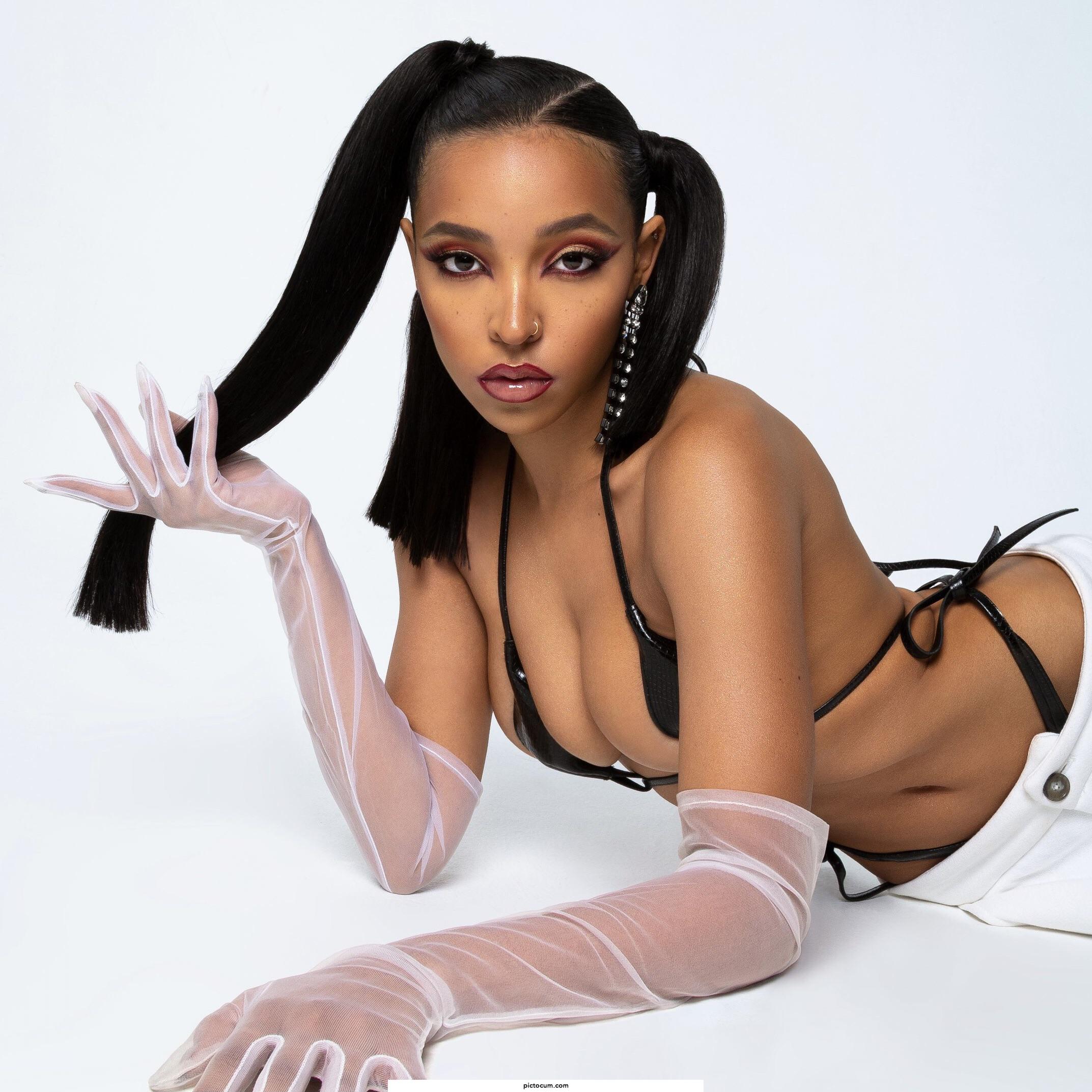 Tinashe is underrated. Anyone wanna talk about how hot this bitch is.