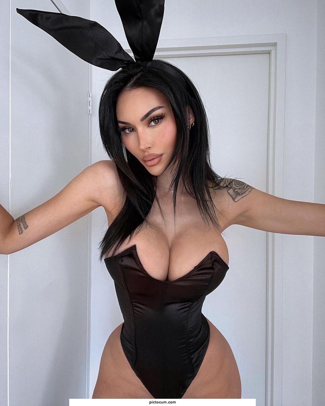 Anneliese is a sexy bunny! 😍🐰