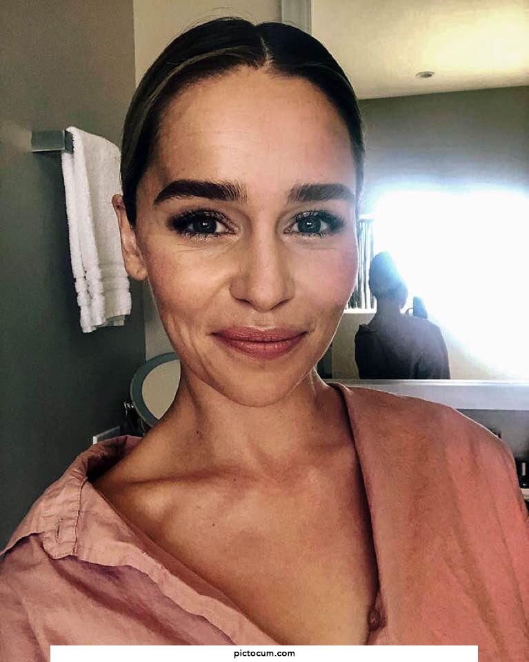 Can someone text me as Emilia Clarke so we have a good conversation?? 🤤