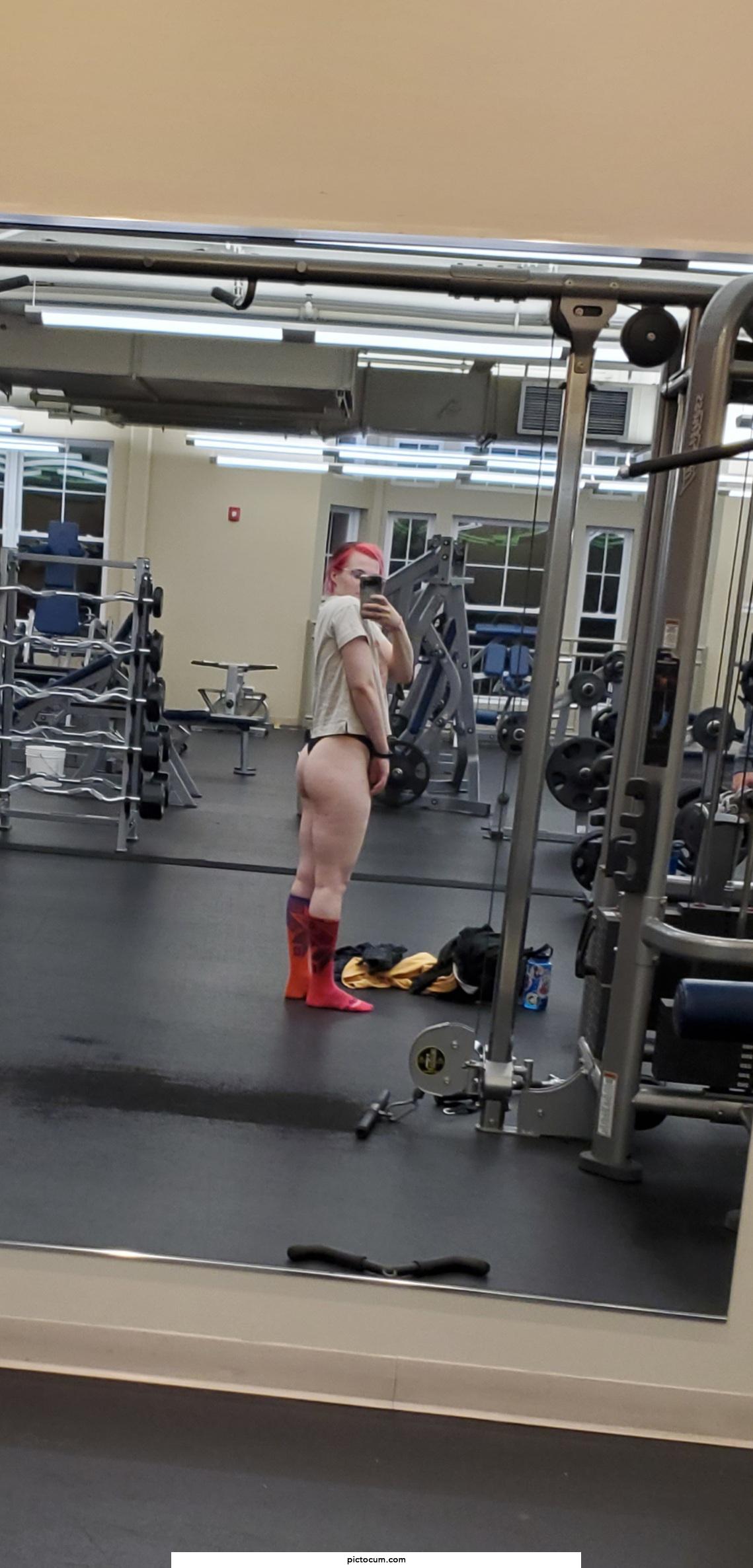 Took my pants off in a public gym 😜