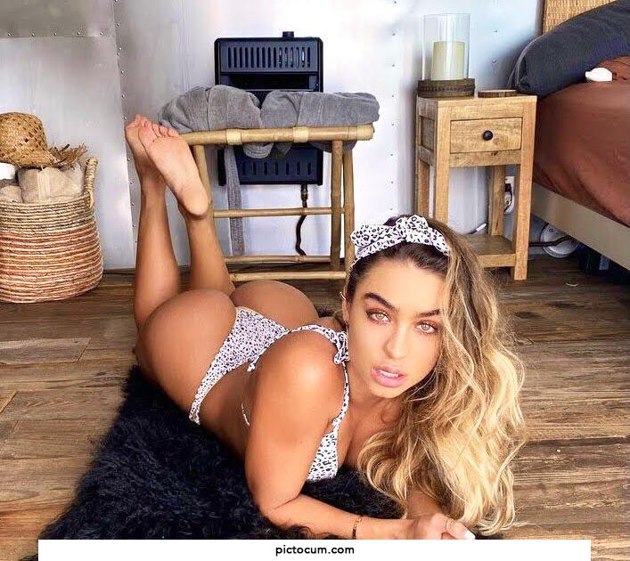 Sommer Ray big booty 🍑