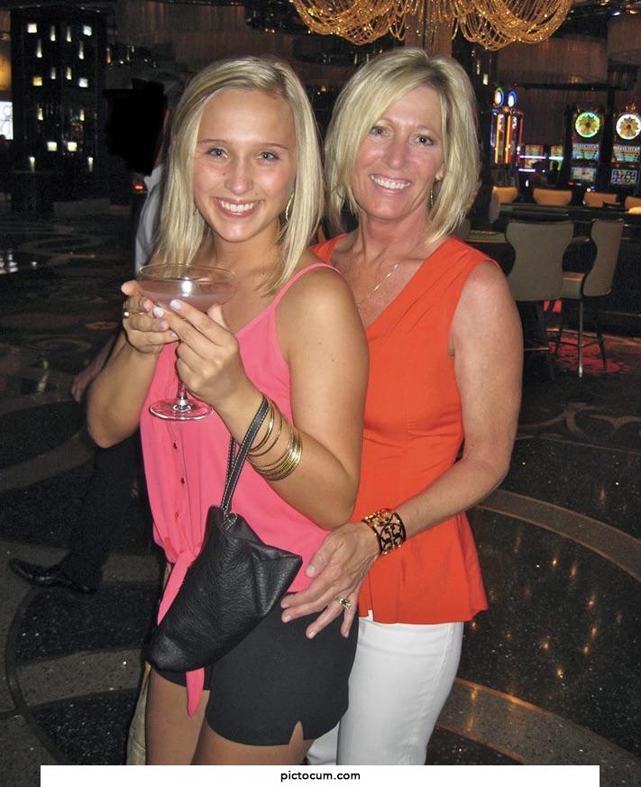 This Mom/Daughter combo 😍