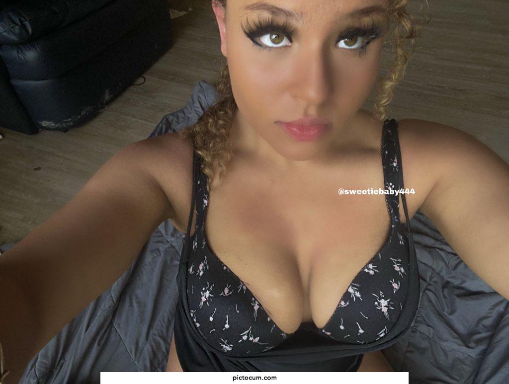19f who wants cum on her face