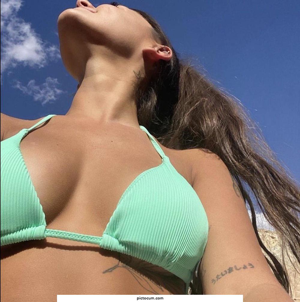 Ariana Grande’s titties are so perfect