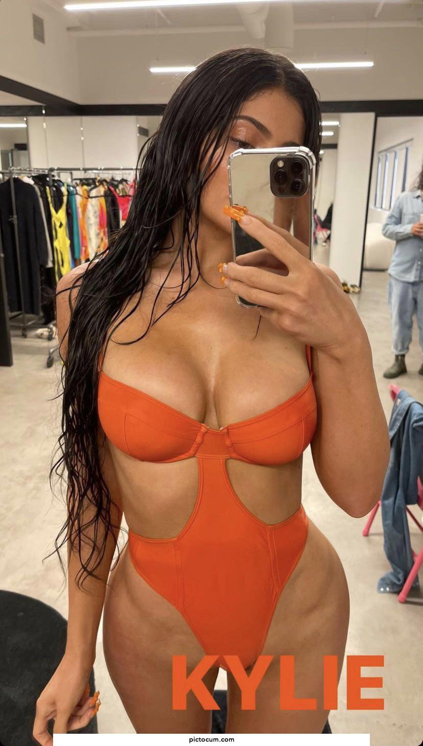 Holy Hell… Look at How Perfect Those Big Juicy Mommy Boobies Are😍😳😩She Makes my Dick Throb So Much.