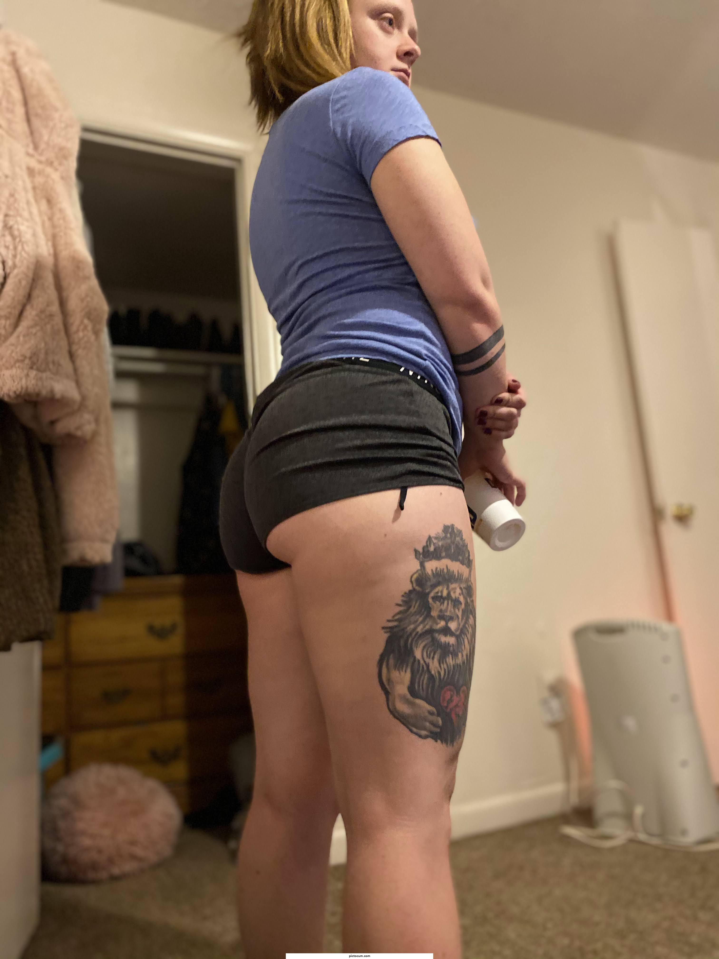 Does this tatto make my 🍑 too big? 👀