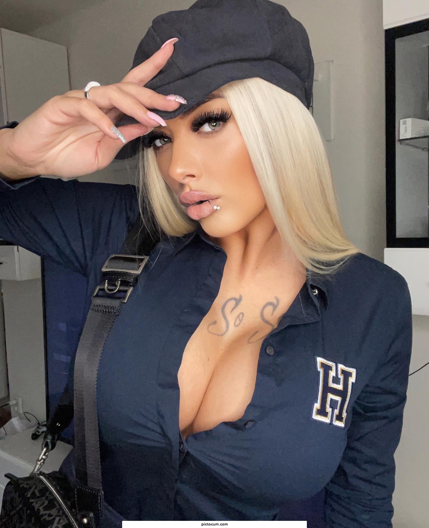 Deminecka blonde babe