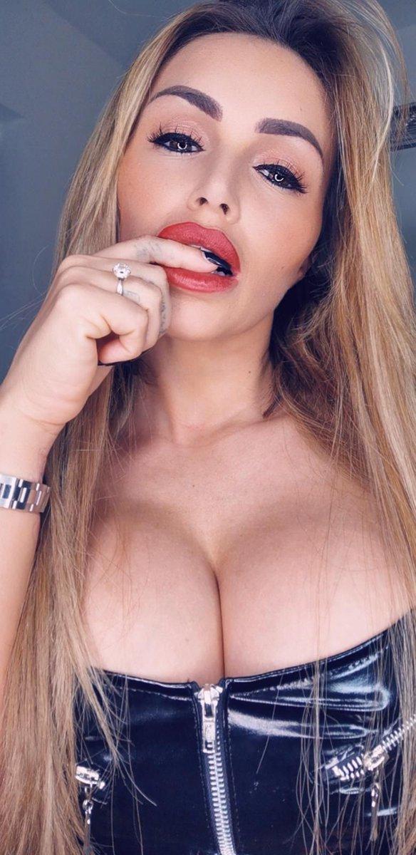 fycrazybeauty: That handbra seems a little small