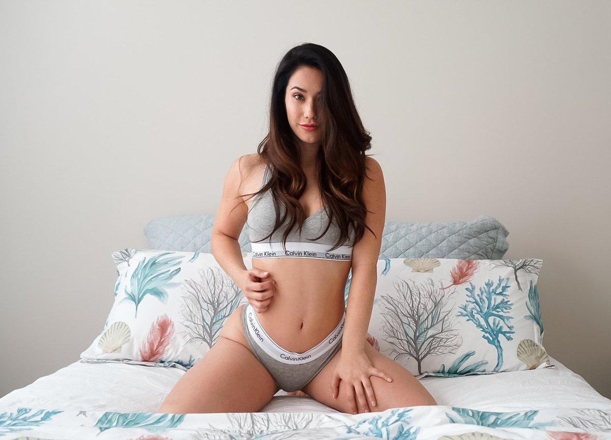 Eva Lovia 