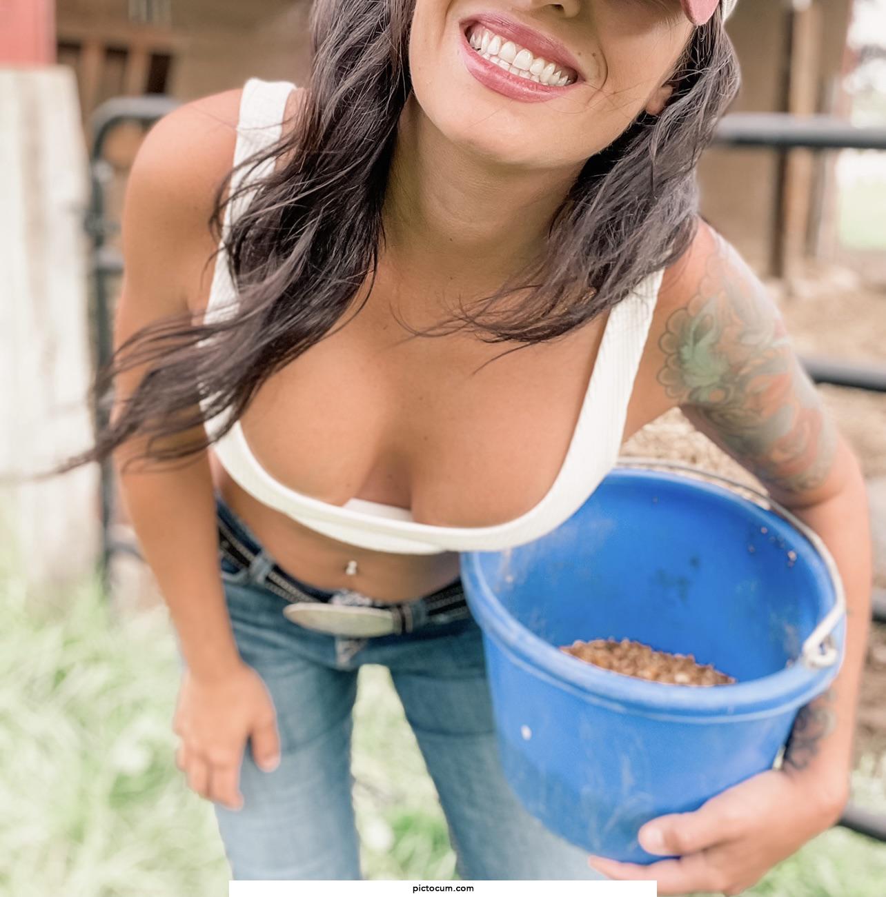 Saddle up cowboy, this milf needs a ride🤠🤠