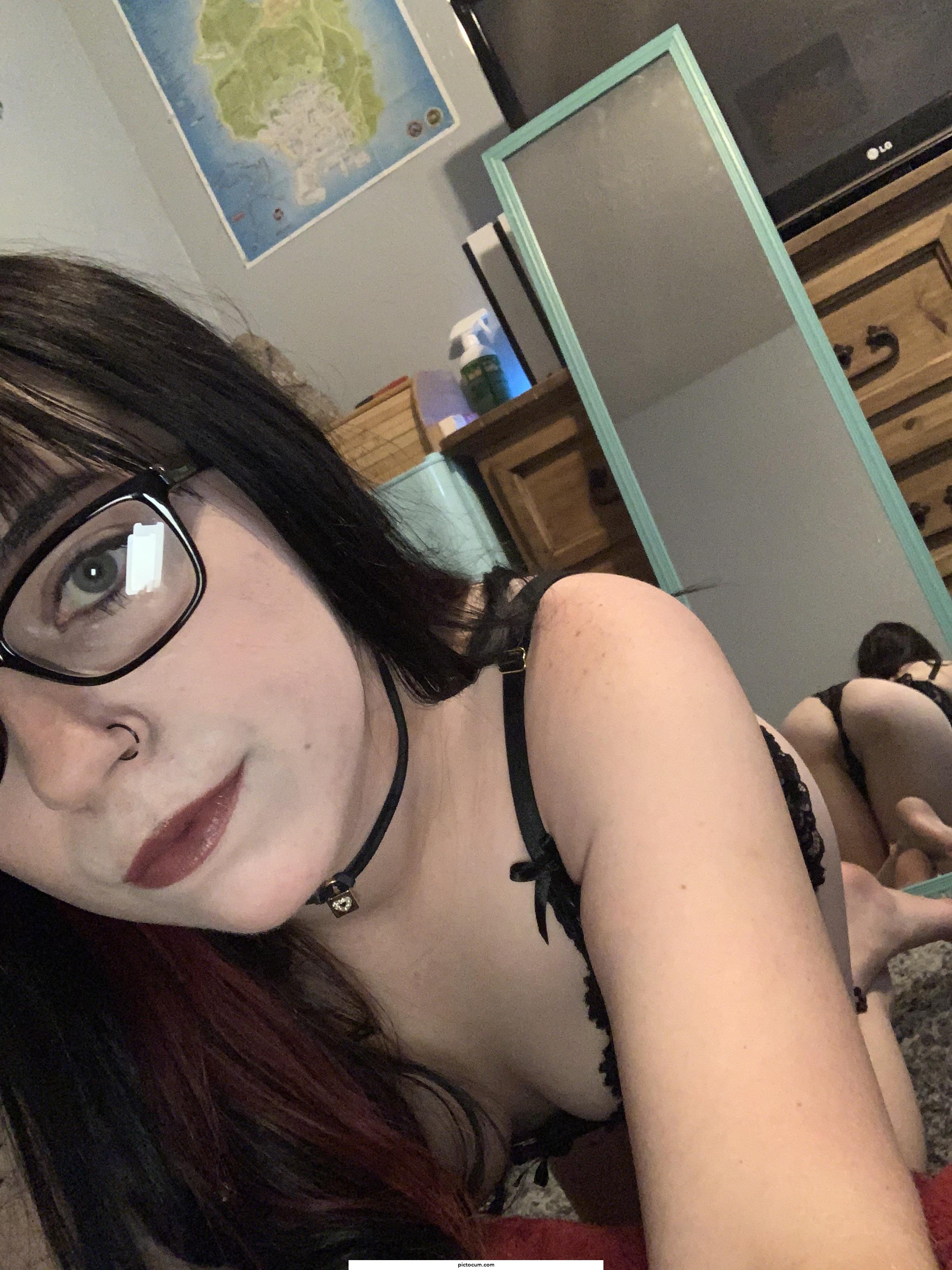 Who wants to cum on my glasses? 💋