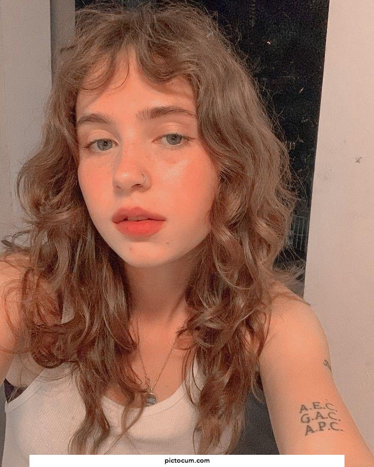 Anybody wants to swap pics of Clairo while we jerk off together? Hit me up