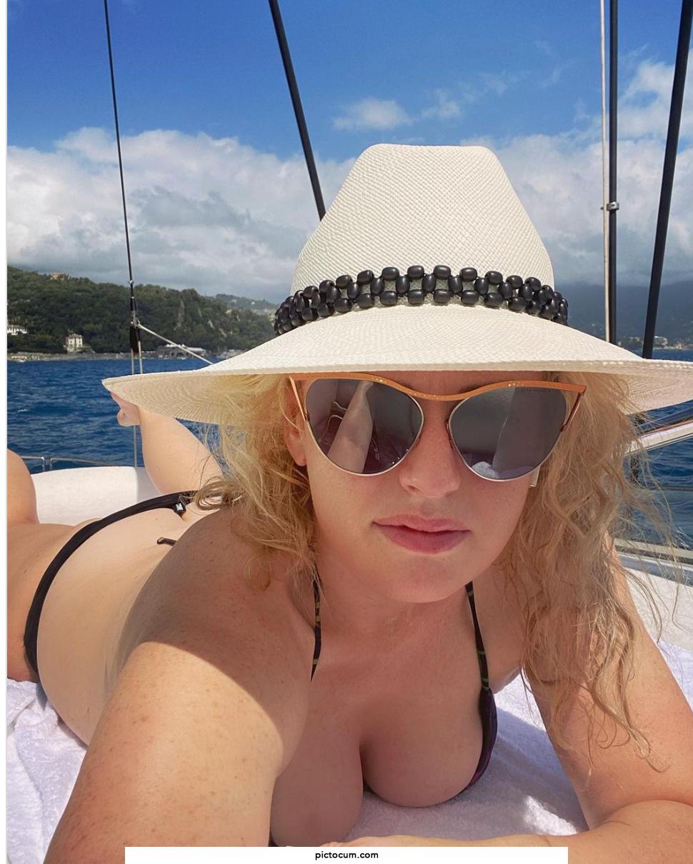 Rebel wilson buttcrack and cleavage