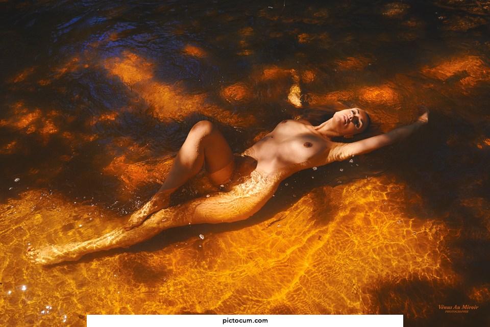 The ocher bath, by Venus Au Miroir.