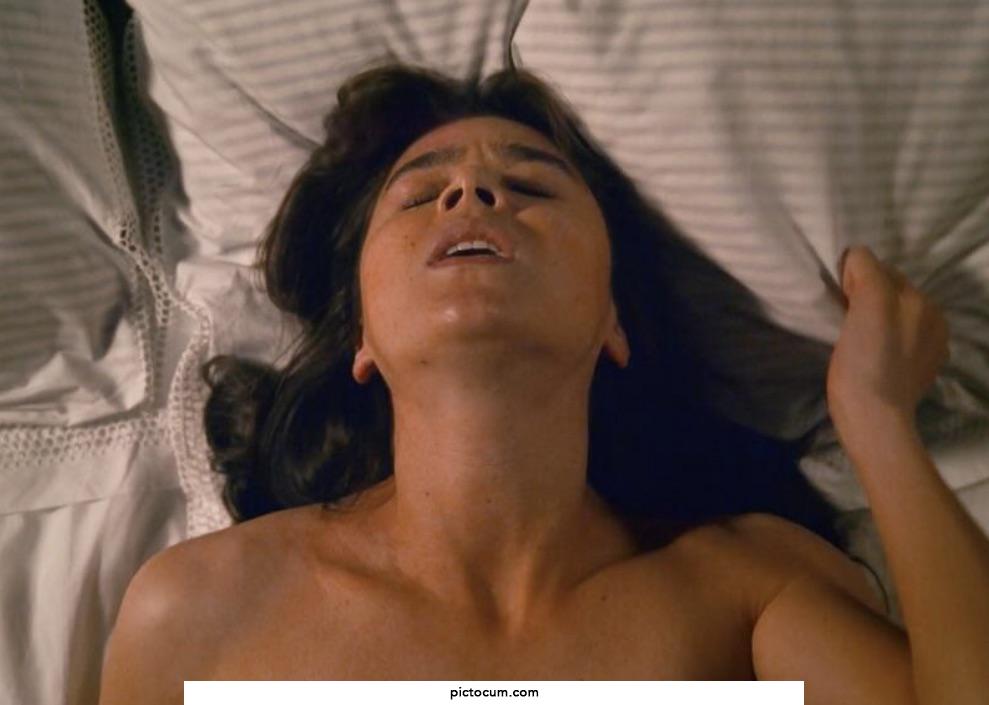 Hailee Steinfeld’s PG-13 lesbian scene from “Dickinson”