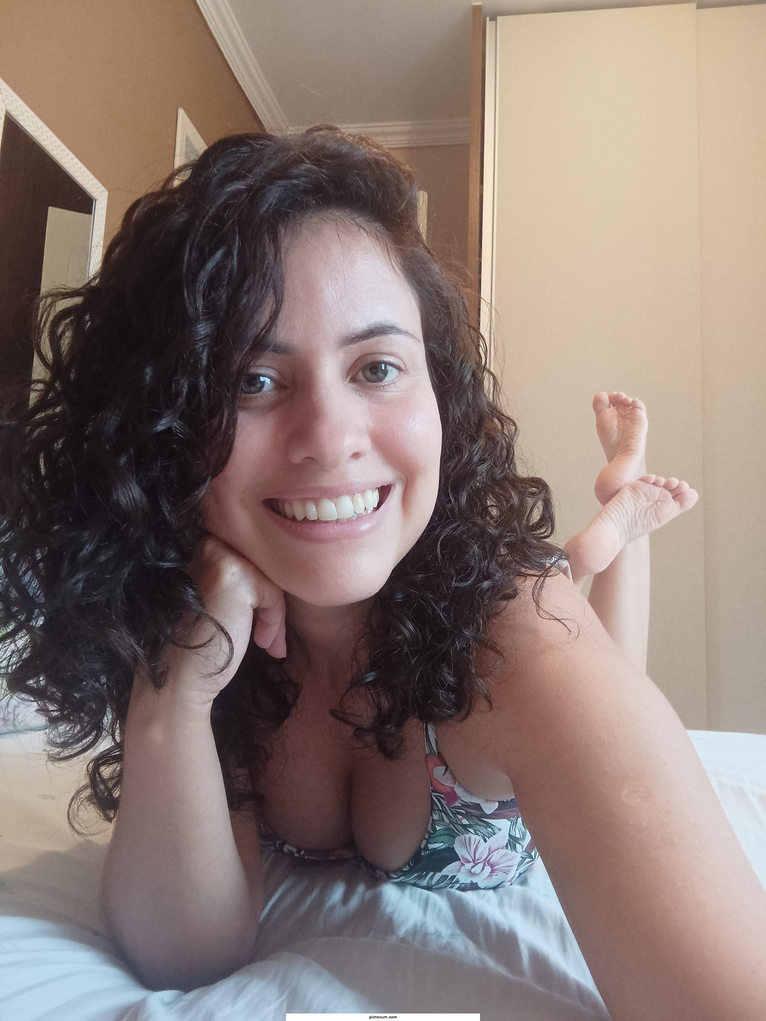 Pose of a brunette with curly hair