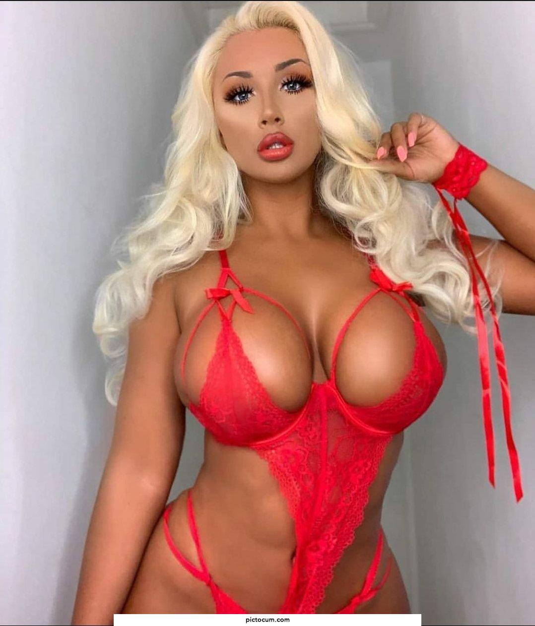 Holly looks AMAZING in red ♥️