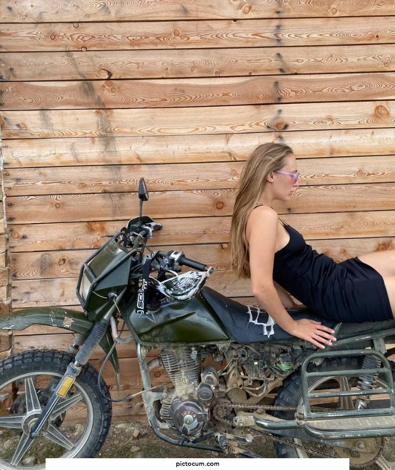 PRETTY HORNY GIRL