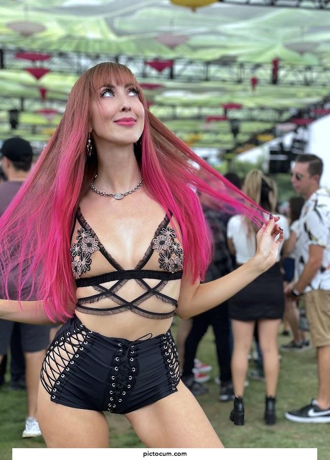 How do ya’ll feel about rave girls? I know how to party. 🤪