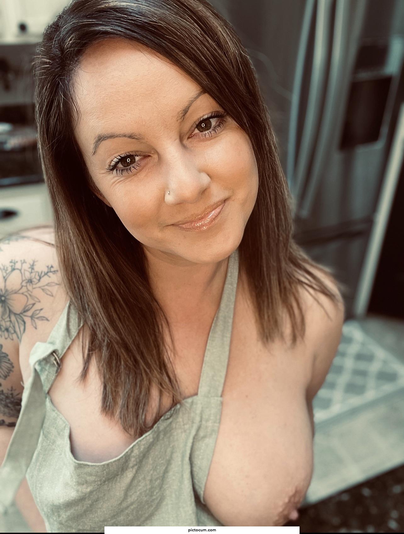 Tattooed milf 🖤