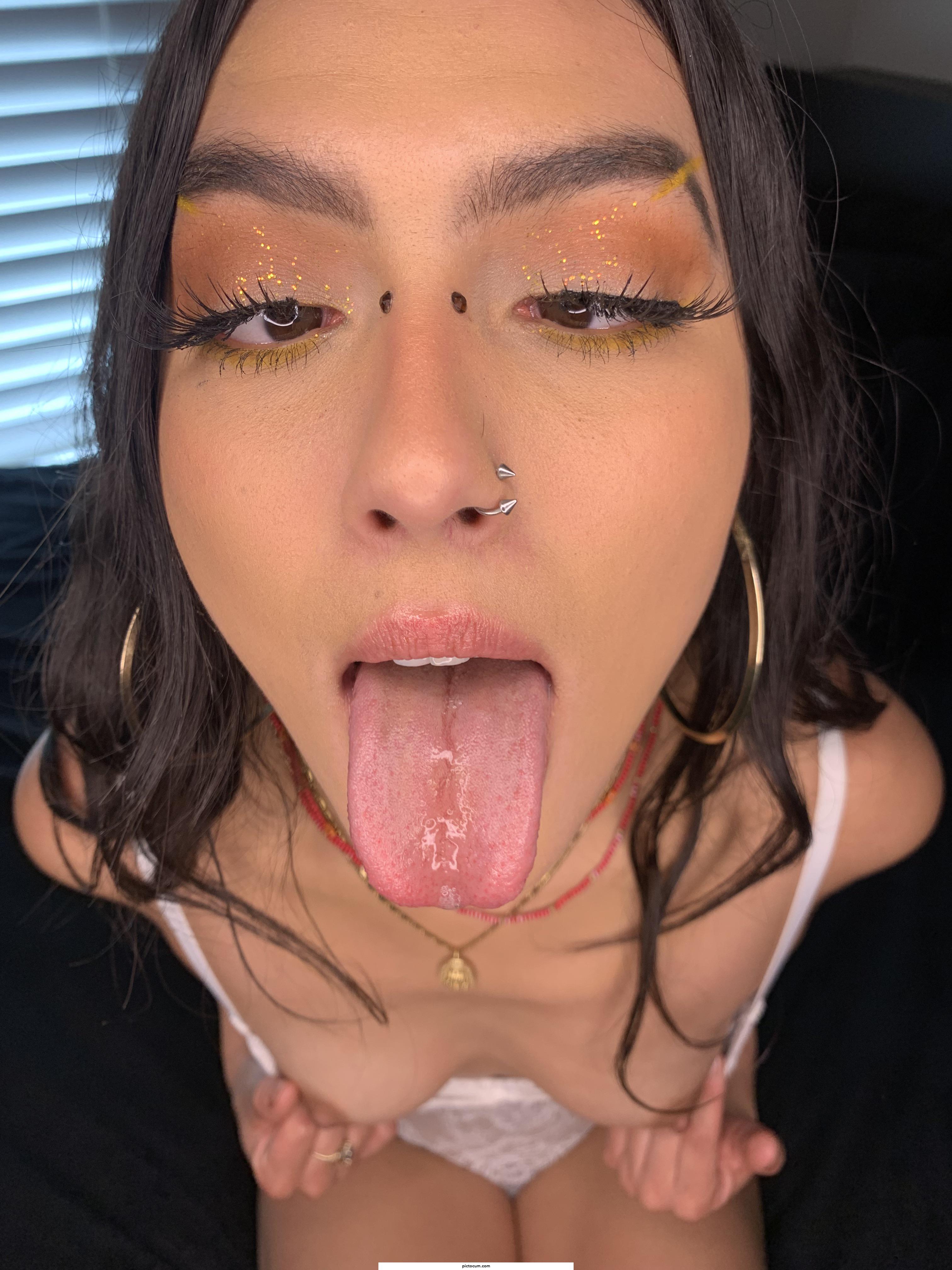 I would love for you to fill my mouth my with your cum 🤤