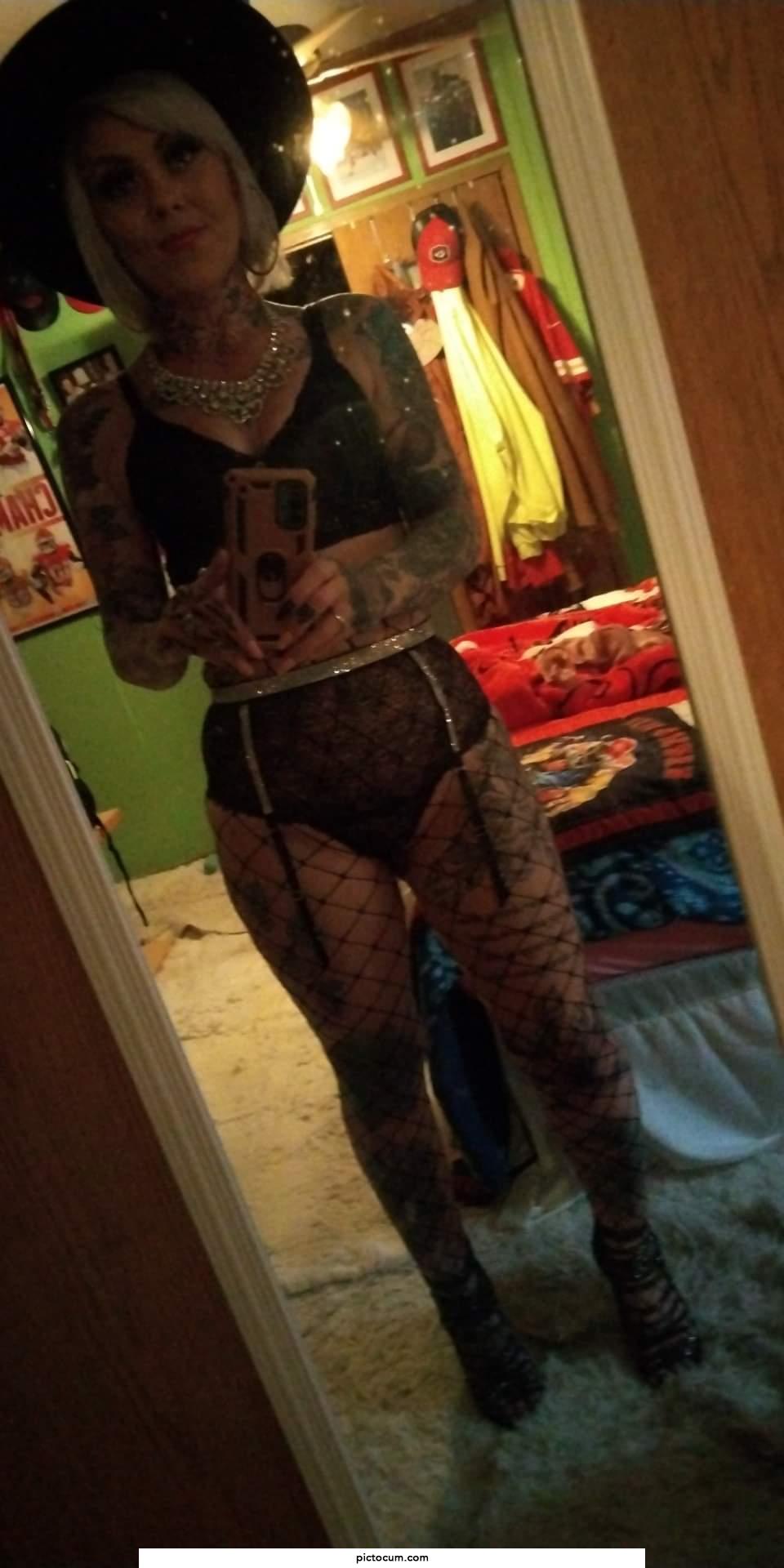 Meet the tatted MILF nextdoor 😈💋
