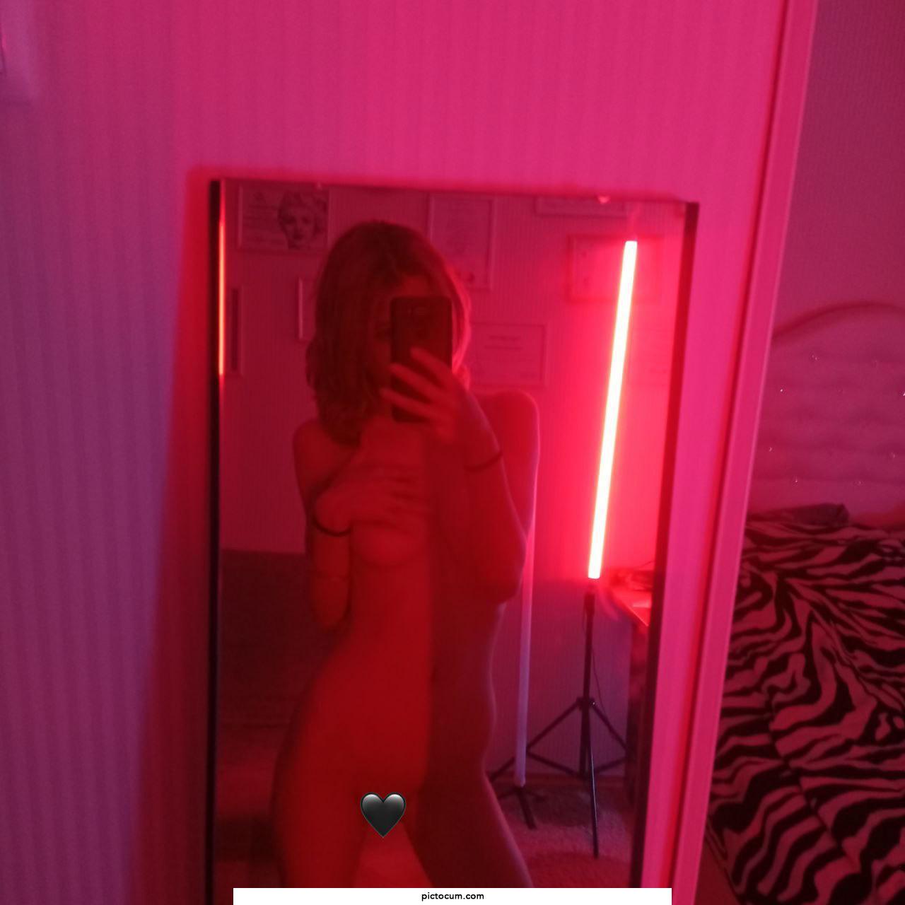 18 y.o. / horny girl / free page