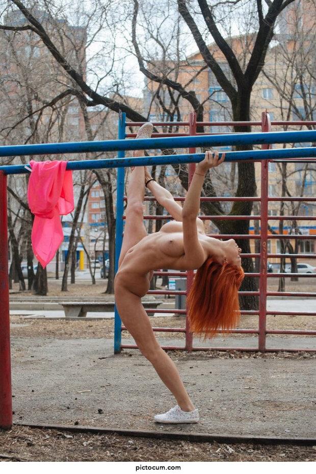 Flexible redhead nude on public