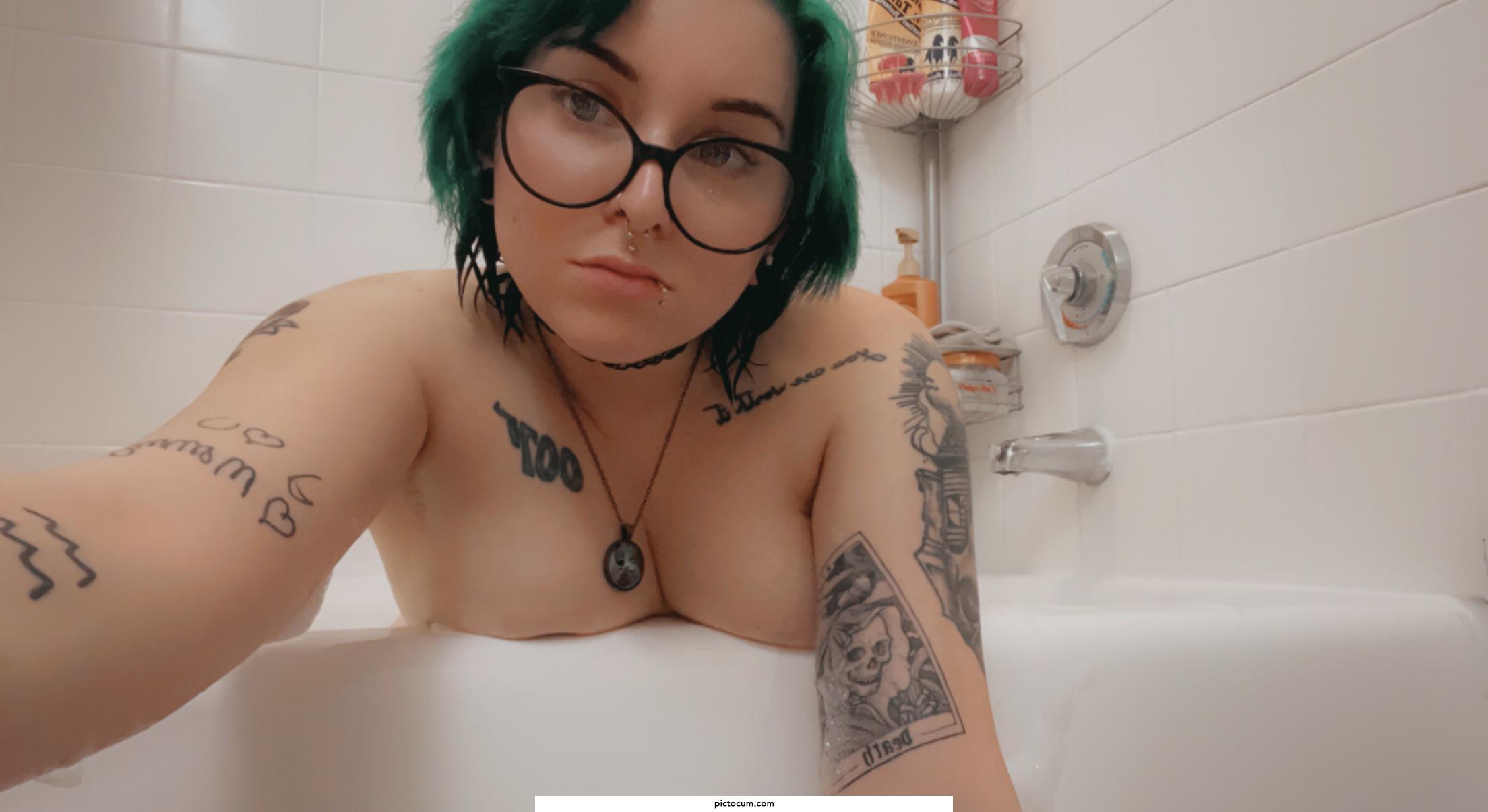 Bubble bath fun 🥰 27/F