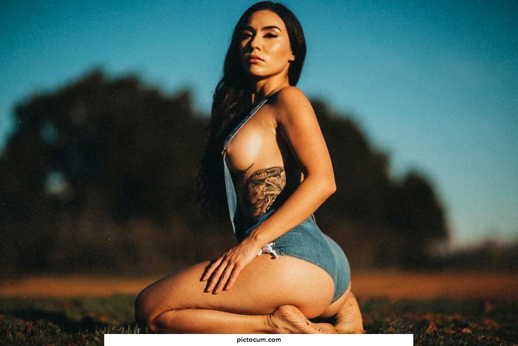 Are side boobs appreciated on a Titty Tuesday