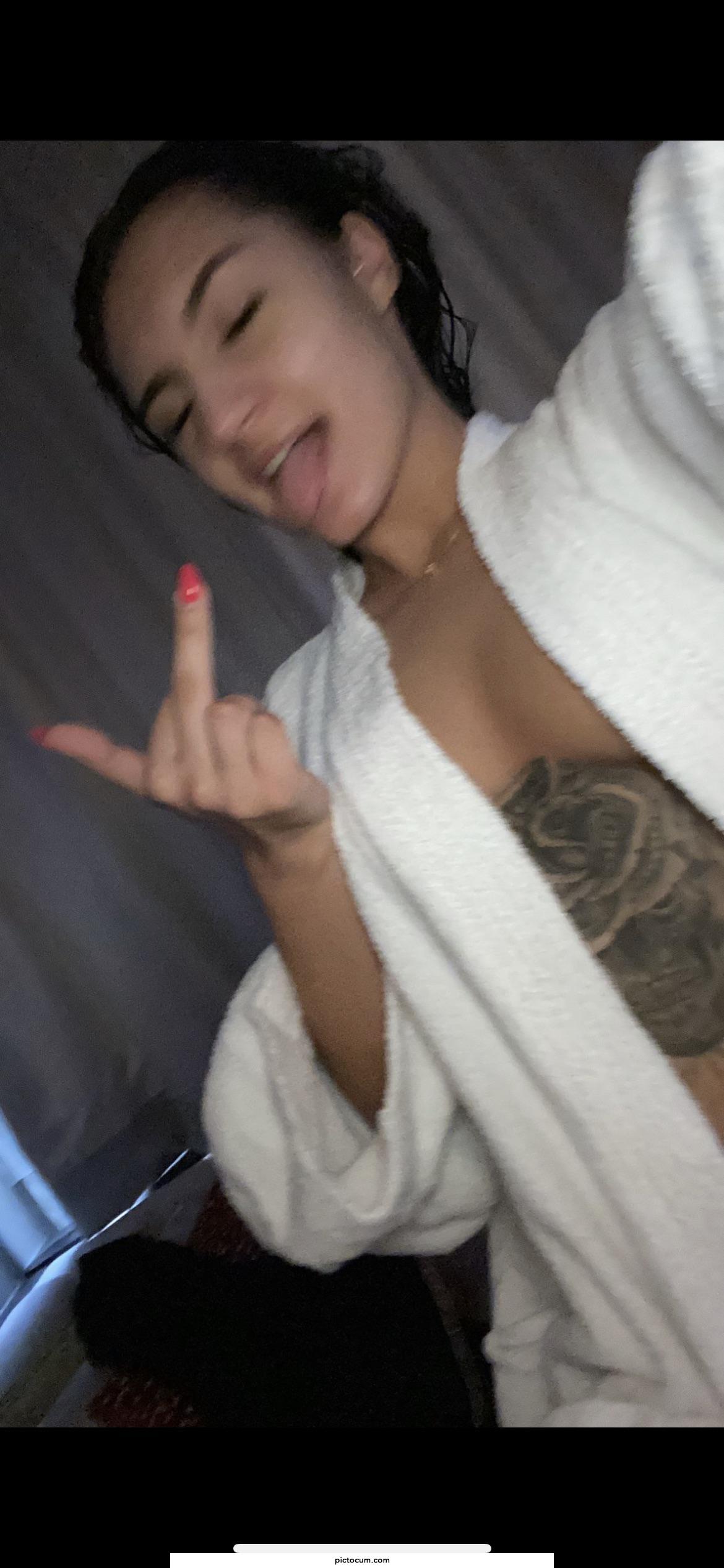 Just came out of the shower.. i am in sext mood😋