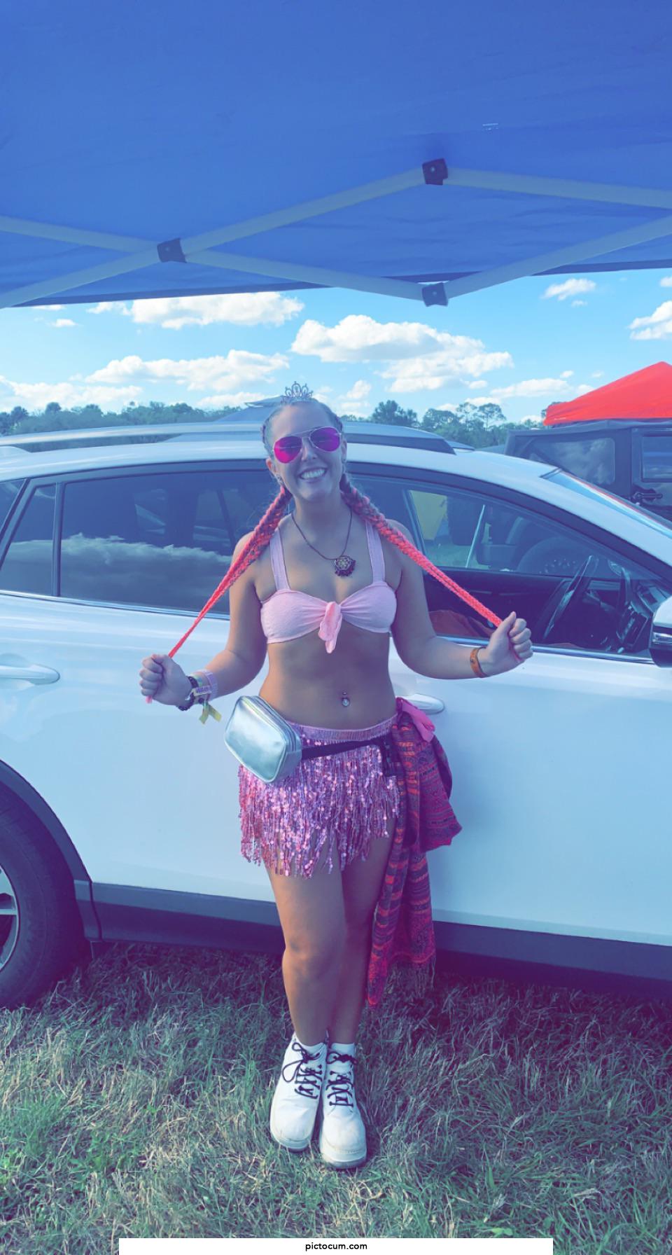 Who’s throwing ass with me at ubbi dubbi 🍑