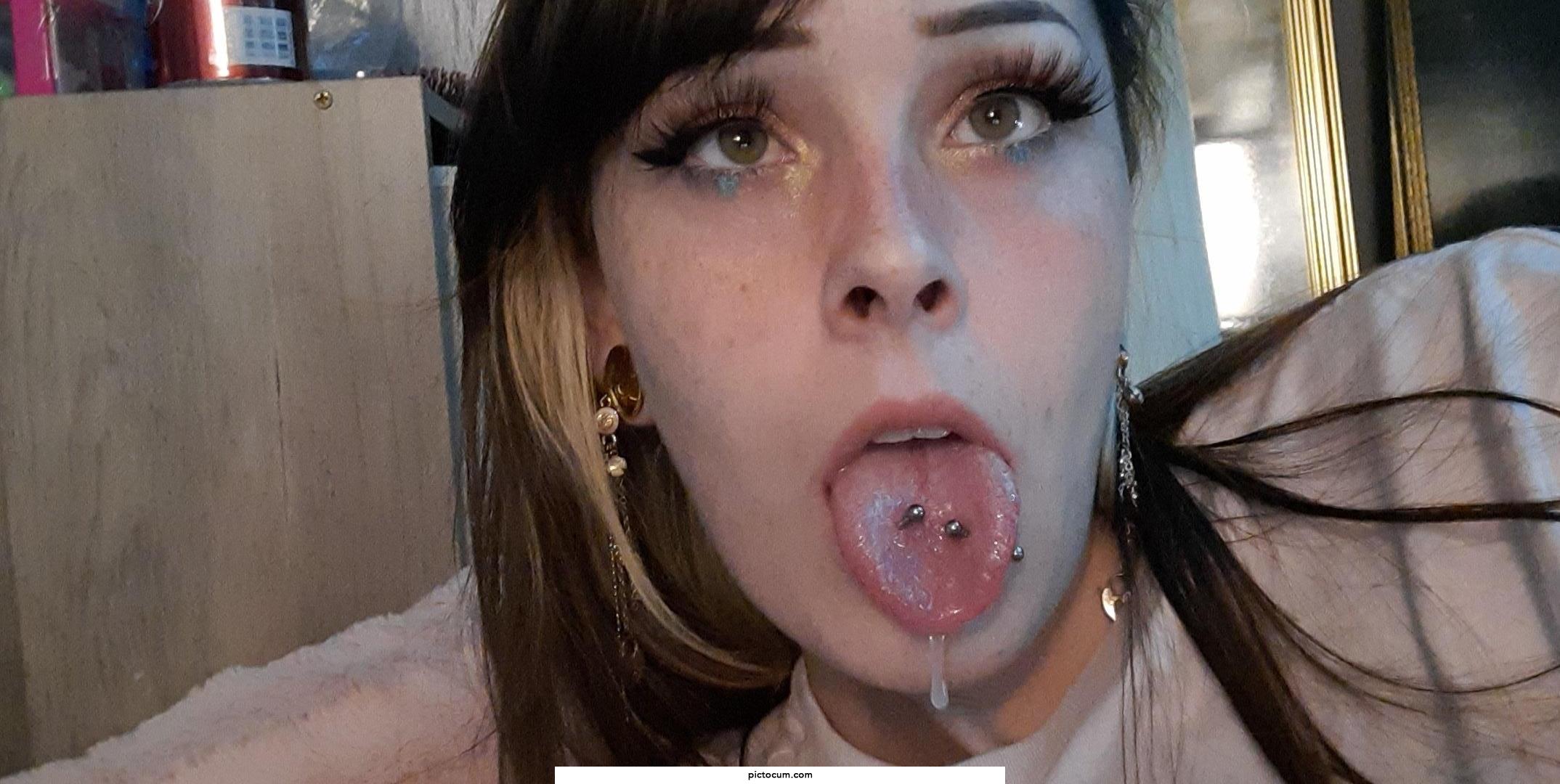 Let me be the succubus from your dreams ;3