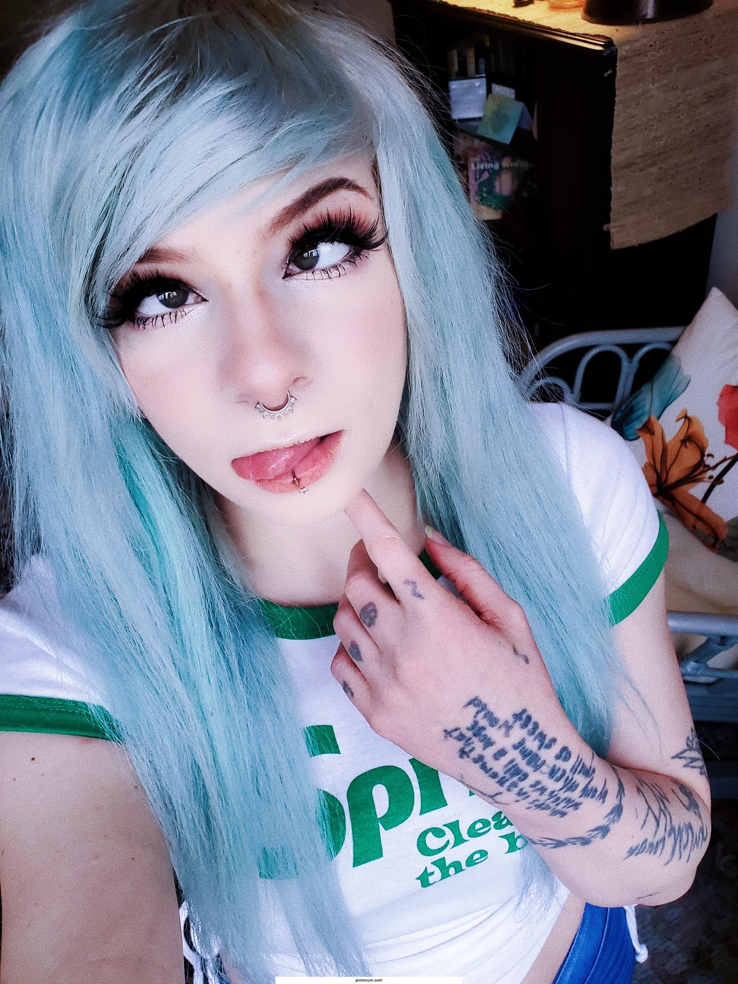 Haven't posted in awhile. I changed my haircolor. ^.^ 💙