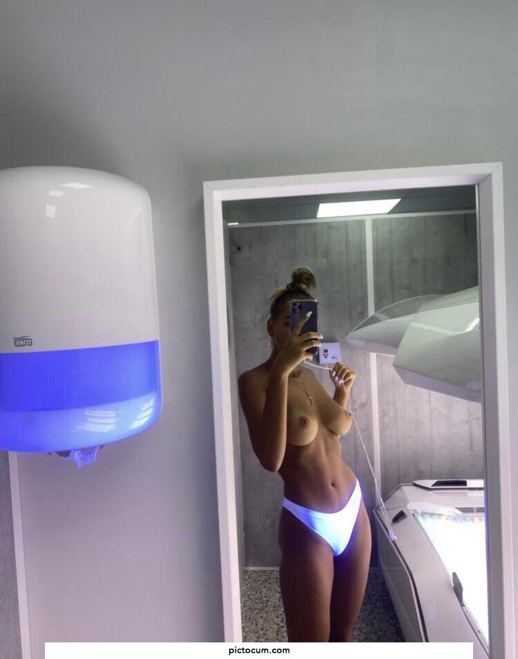  ❤️ 20 F looking for a partner add my snap 👉🏼 👻: ava.buo