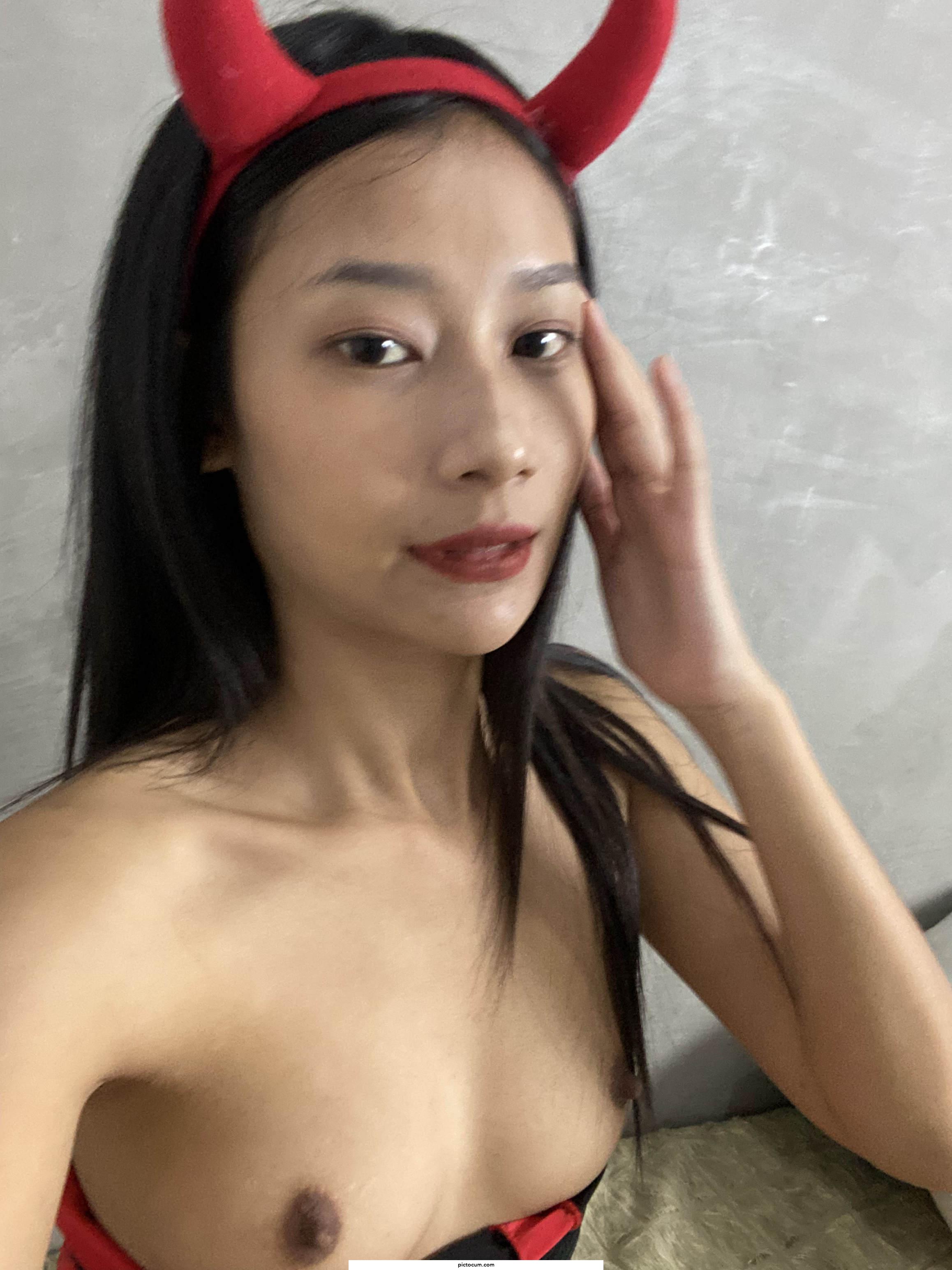 Sexy devil selfie 😋