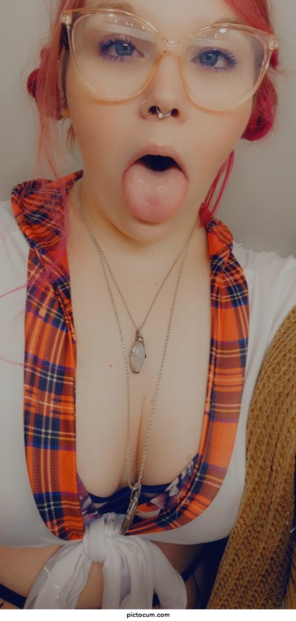 ✨️ in my mouth or between my tits bby 🤤😈