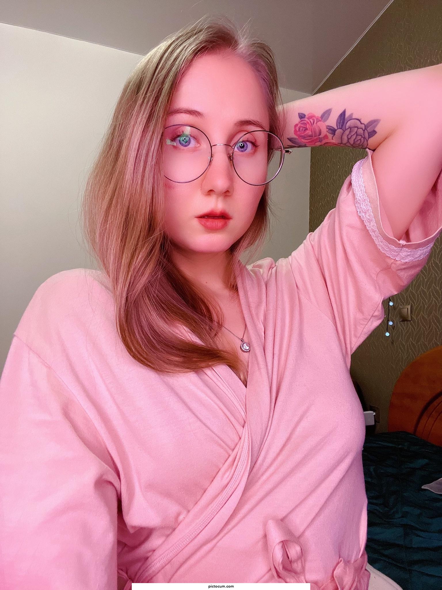 I think tattoos and glasses are good combination!