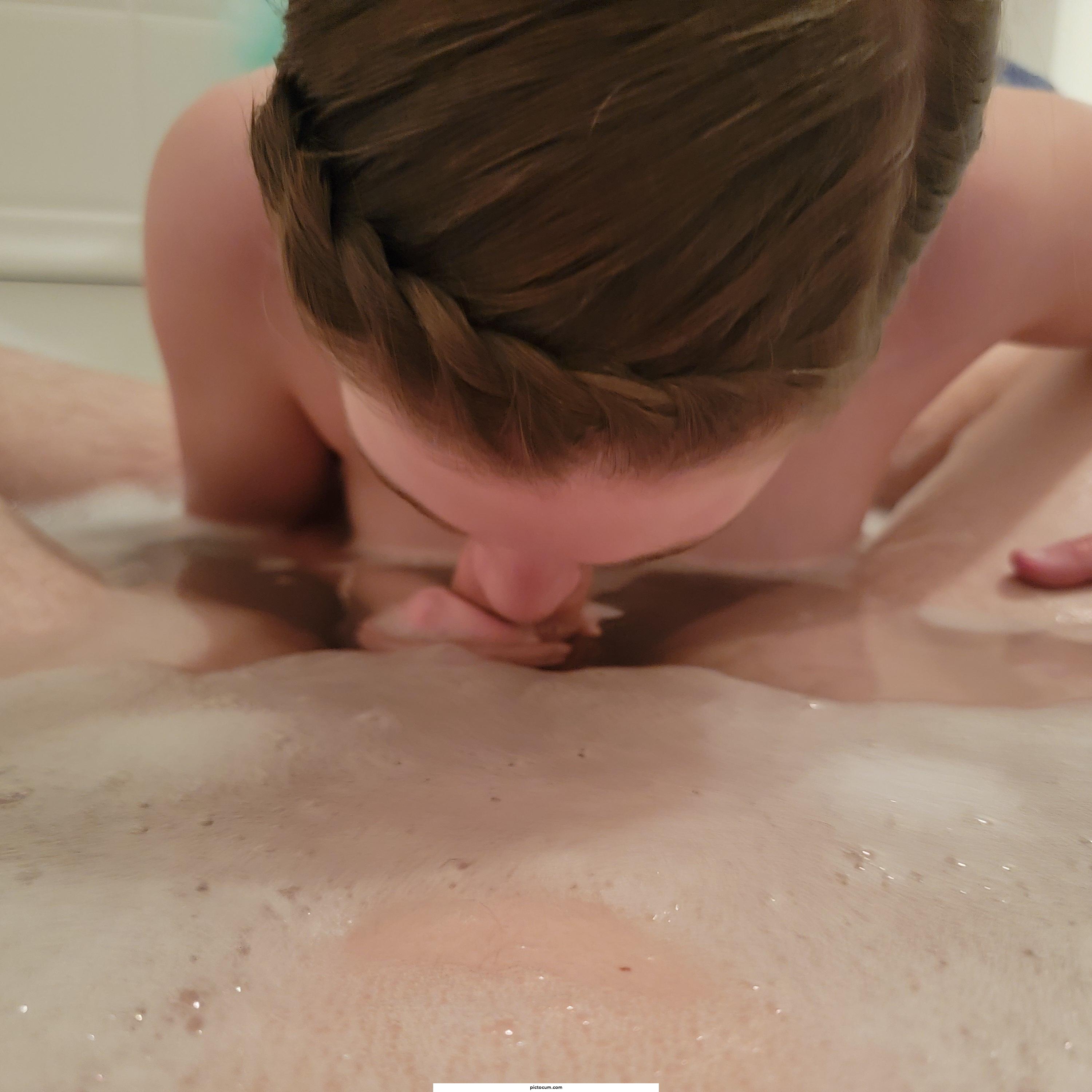 Sucking dick in the tub is one of my favorite pastimes🤤🥵