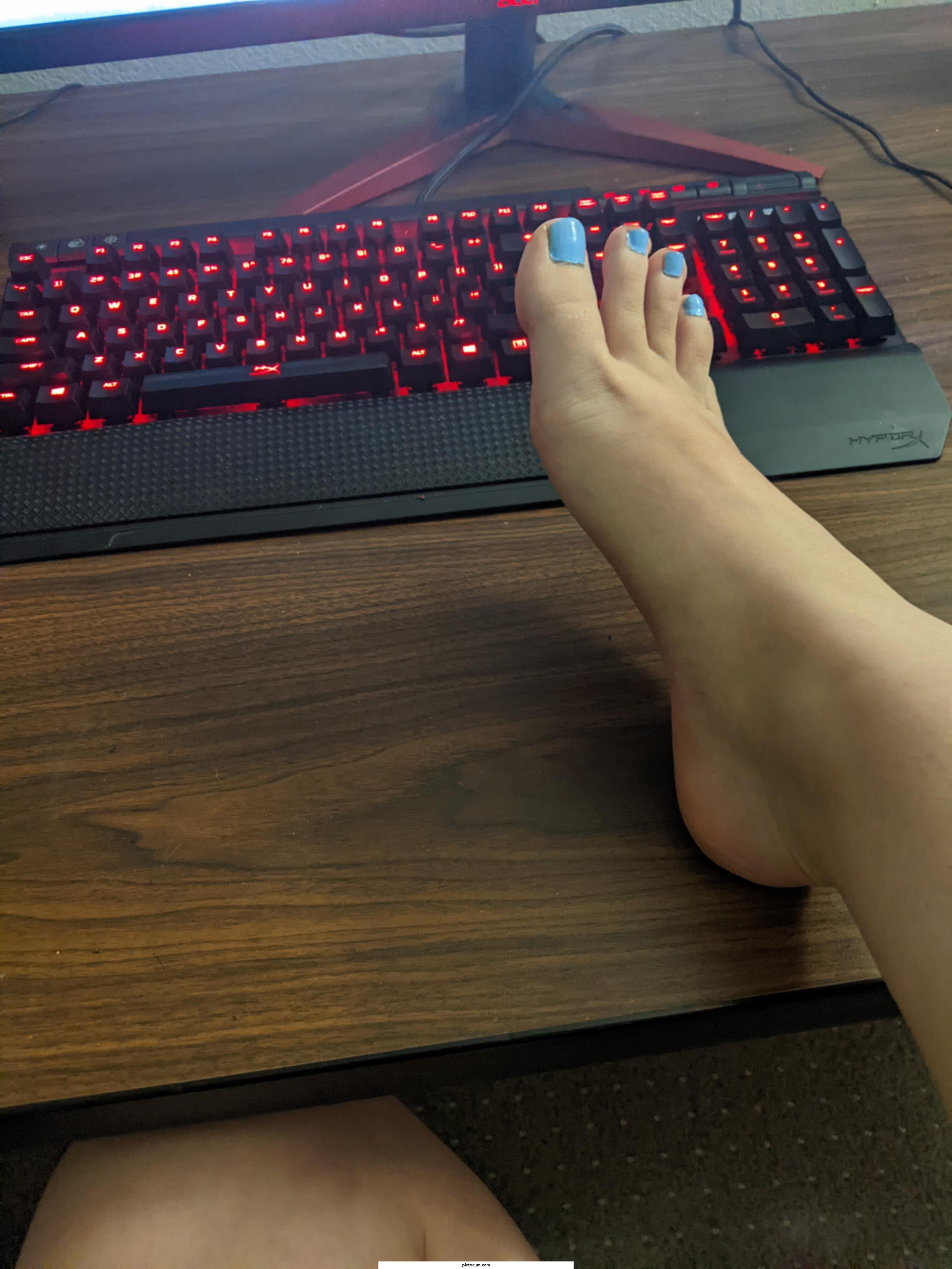 Calling my gamer foot lovers 💙👣