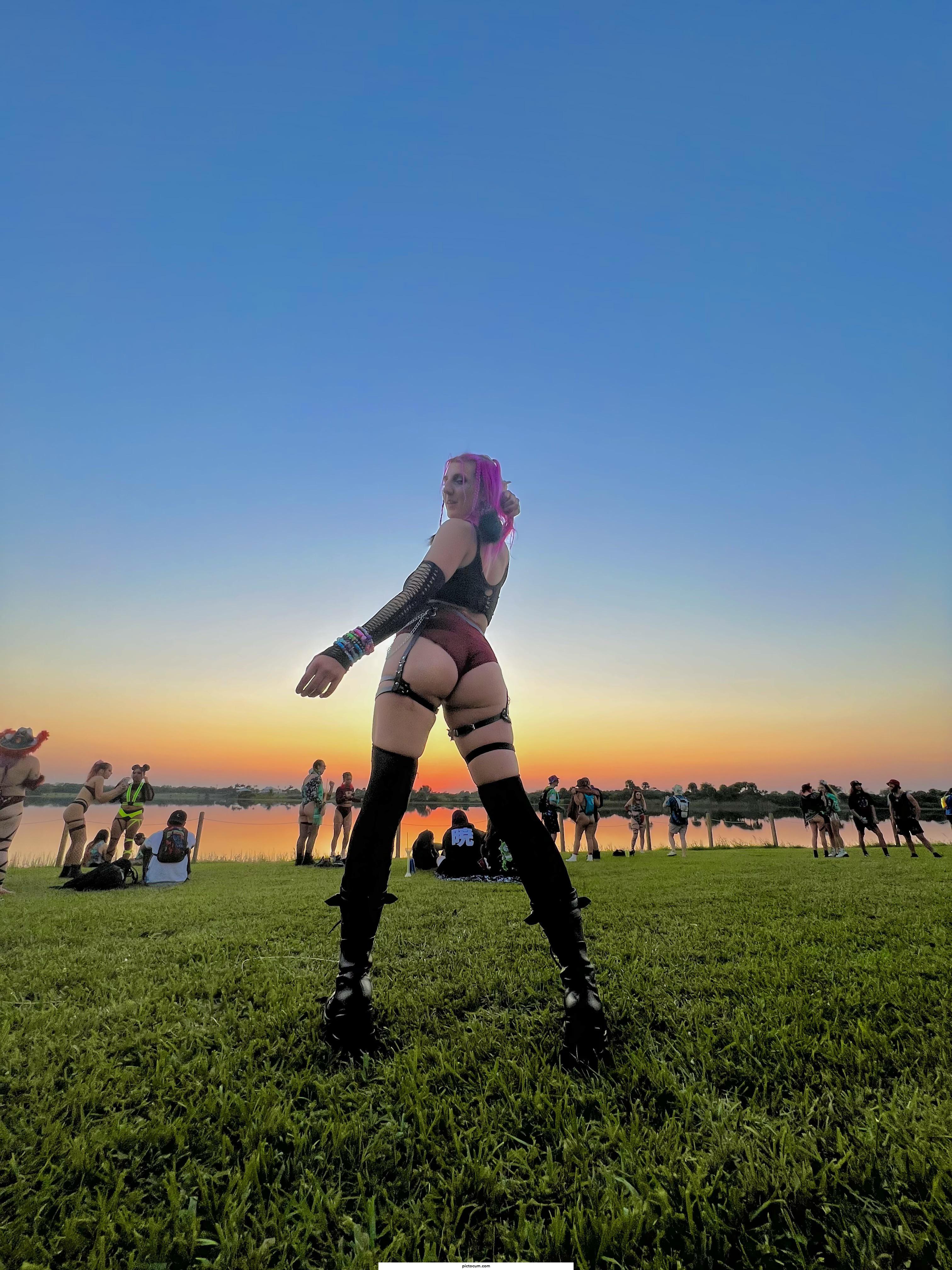 Ass, a pretty sunset, and bass music. Doesn’t get much better than that