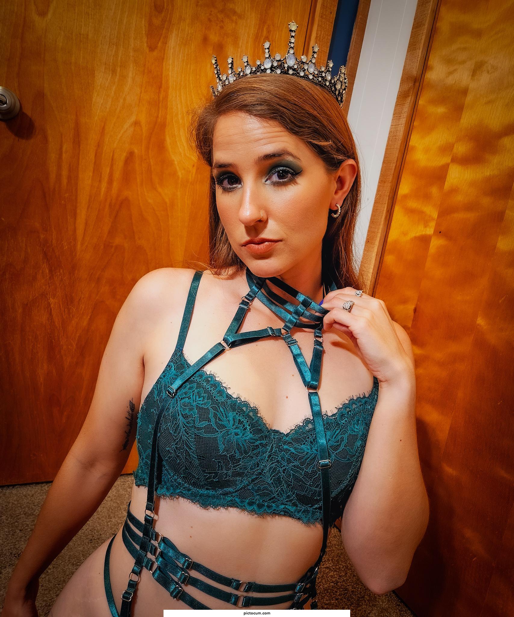 Come worship your queen 👸