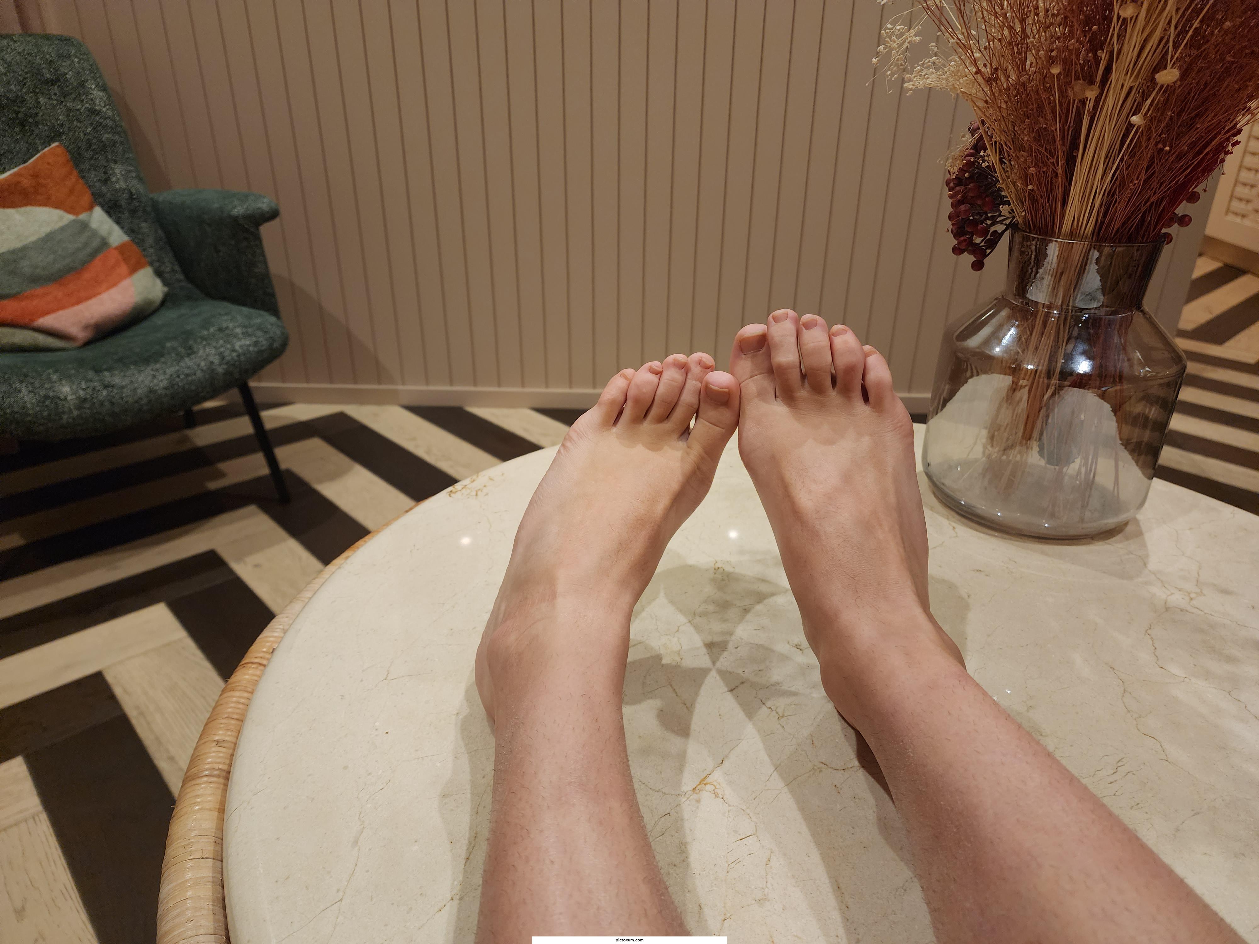 OC Help! My mom told me I have Flintstone toes?! 😅