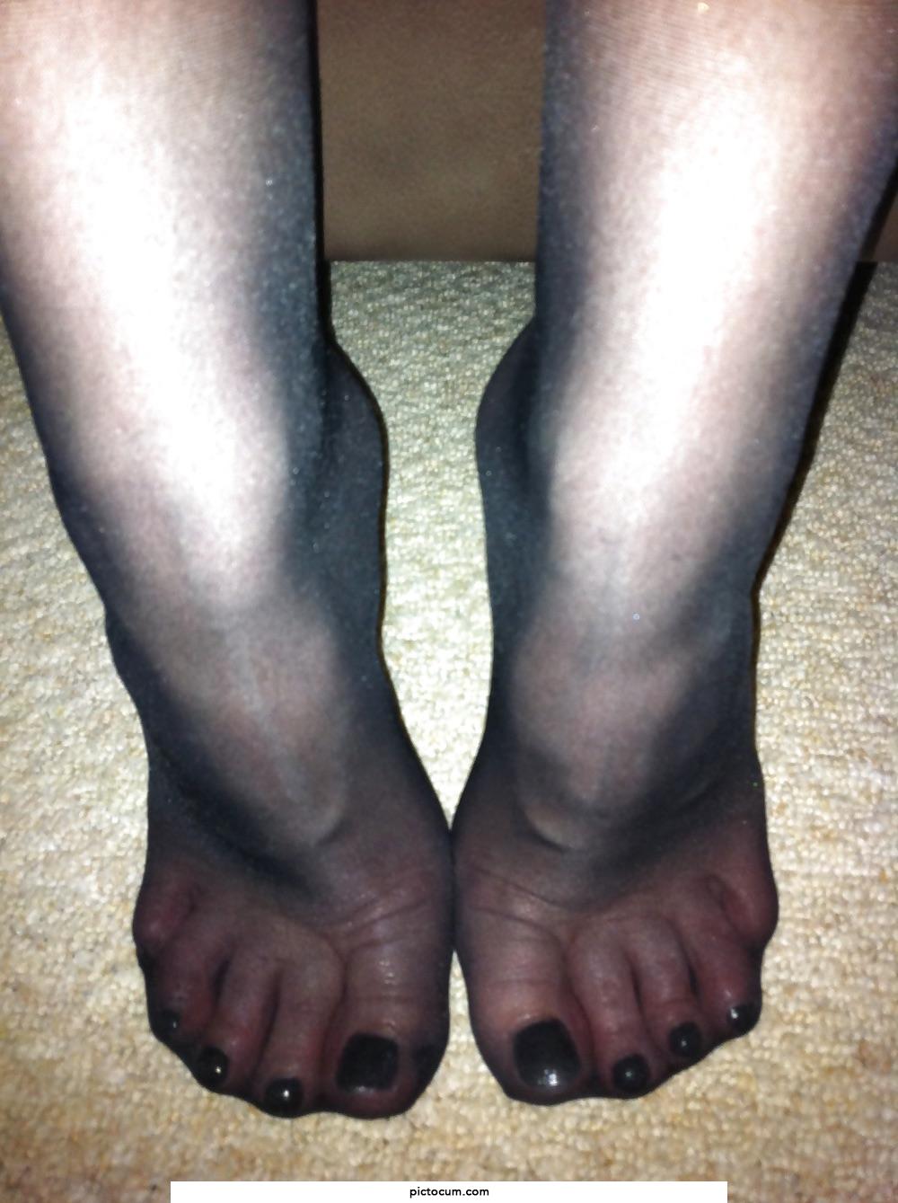 Make my nylons wet🖤