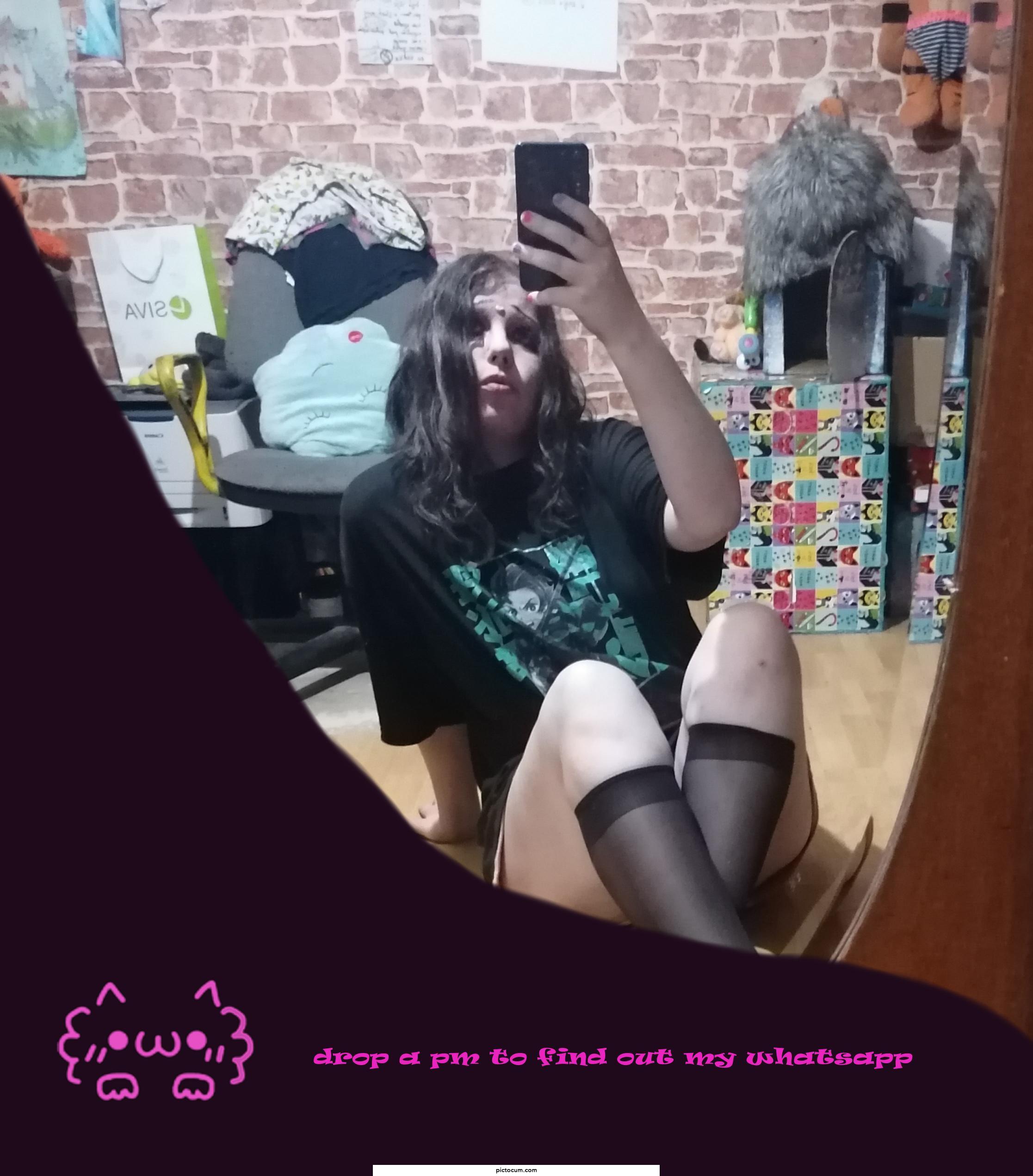 Gothic emo girl Who wants to show u her feet