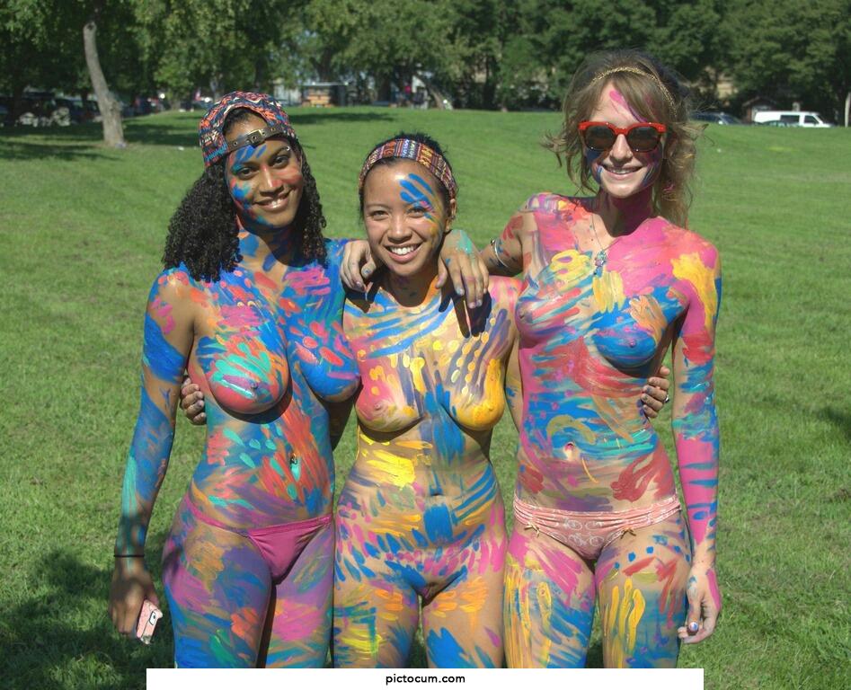 Now that's how finger painting should be done!