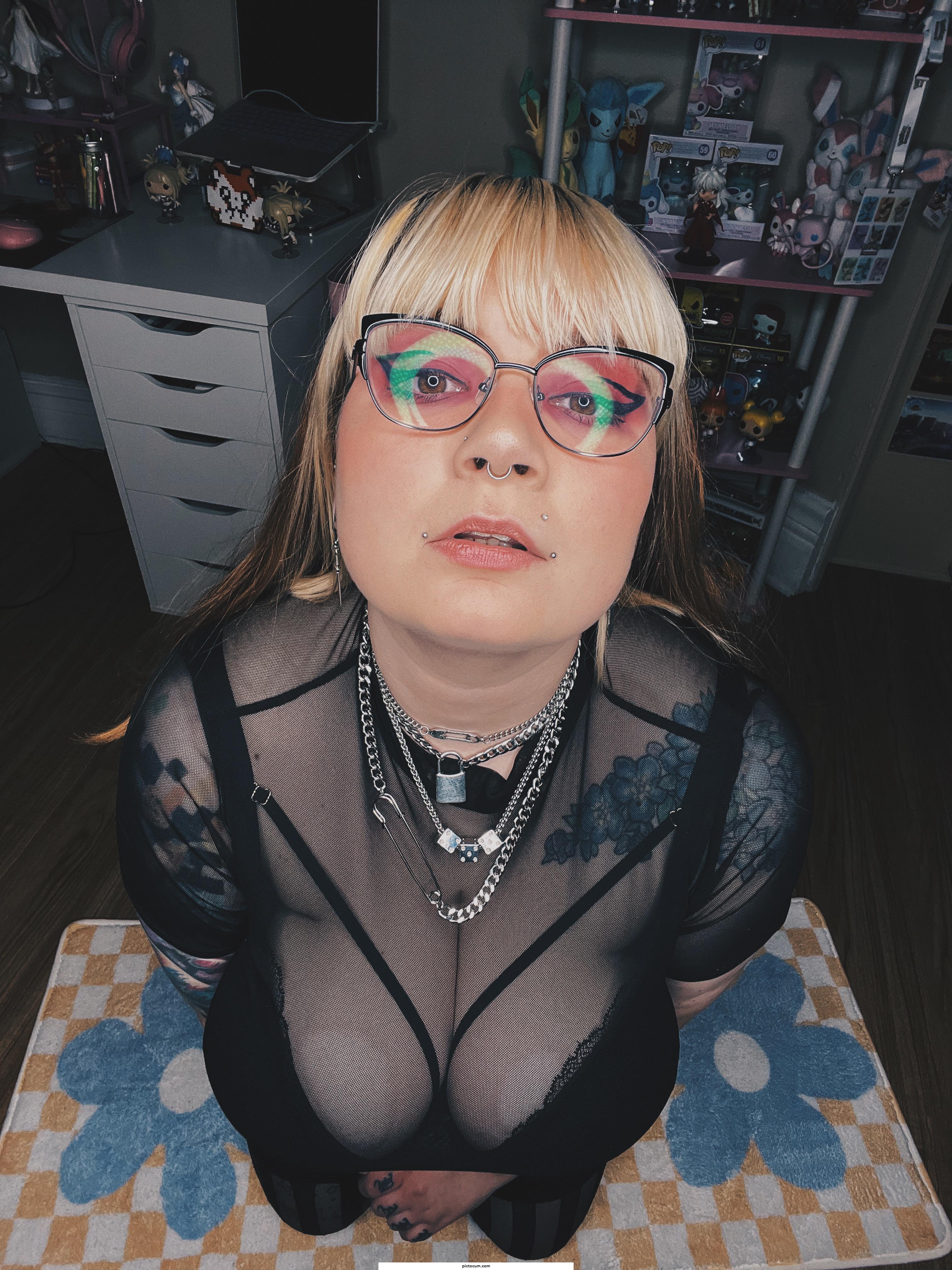 Grab my neck &amp; squeeze as you pull me closer 🖤