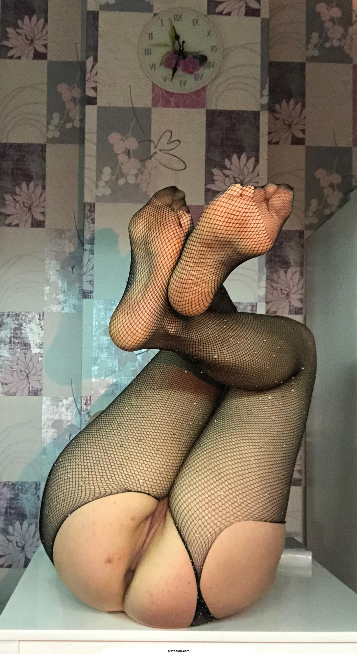 I want to masturbate your cock with my feet